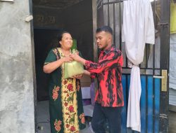 Sawal Batubara membagikan Sembako